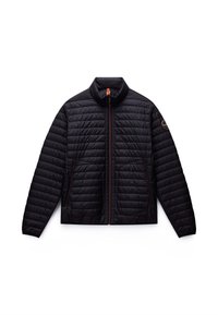 Veste légère matelassée noire avec fermeture éclair complète à l'avant, deux poches latérales zippées, col montant et patch logo circulaire sur la manche gauche.