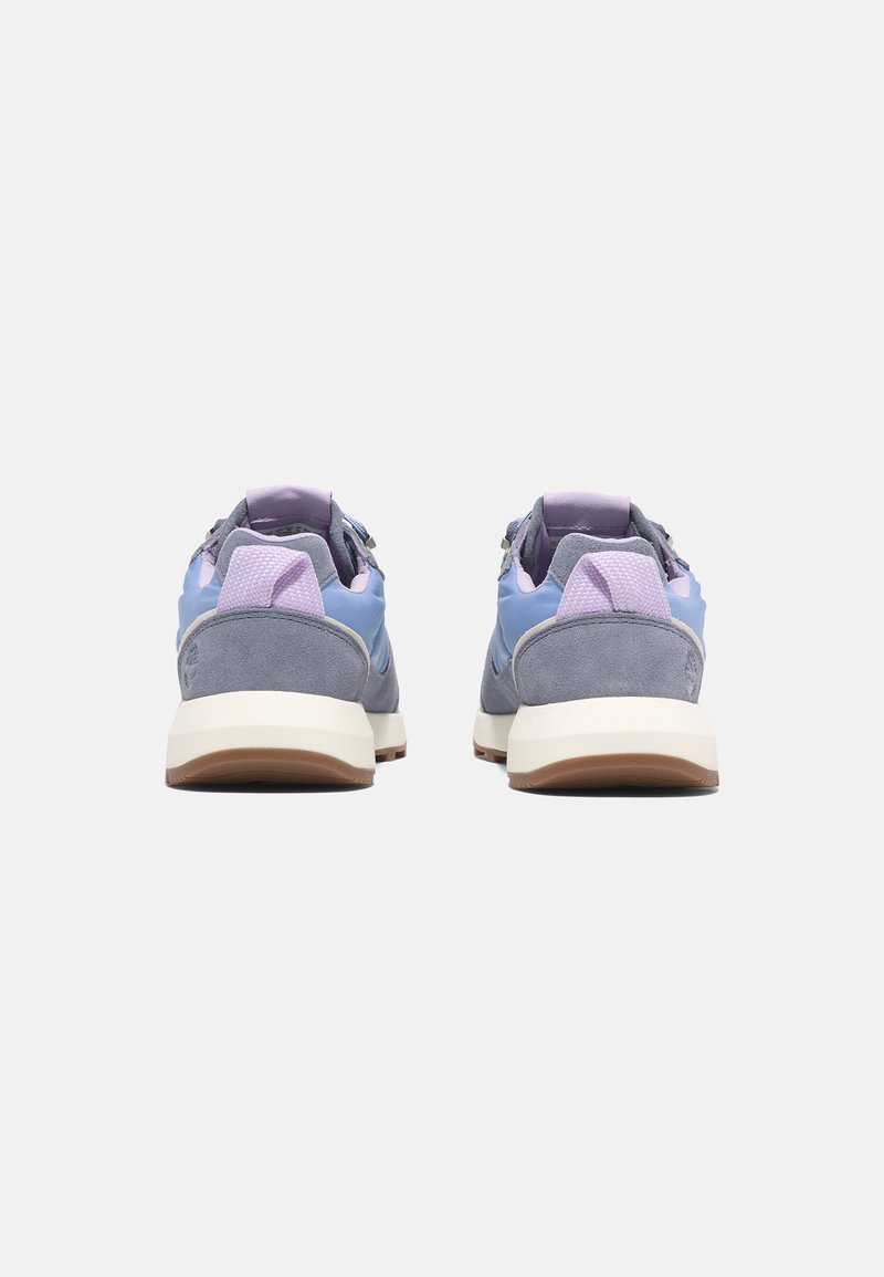 Sneakers in suede blu chiaro e grigio con accenti lavanda, dotati di un tab di tallone testurizzato e una spessa suola in gomma bianca.