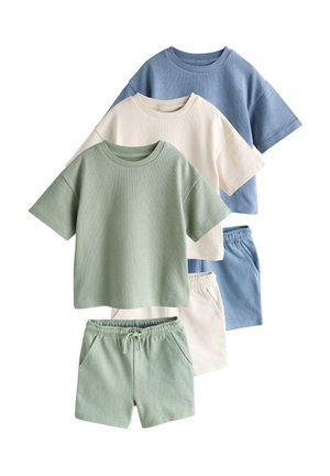 Trzy zestawy T-shirtów z krótkim rękawem i pasujących szortów w kolorach zielonym, beżowym i niebieskim, ułożone na białym tle w nakładających się rzędach.
