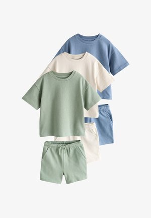 Trzy zestawy T-shirtów z krótkim rękawem i pasujących szortów w kolorach zielonym, beżowym i niebieskim, ułożone na białym tle w nakładających się rzędach.