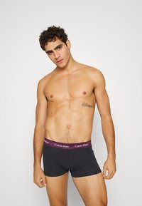 Calvin Klein Underwear LOW RISE TRUNK STRETCH 3 PACK - Cuecas boxer - grape glimmer/pale orchid/purple