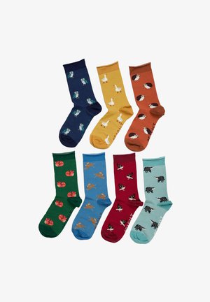 Verzameling van acht sokken met dierenpatronen. Kleuren zijn marineblauw, geel, oranje, groen, rood en teal. Diverse materialen en texturen.