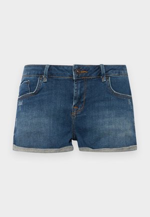 Denimshorts, mørk blå vask, fem-lommers design, rullede kanter, enkelt knappelukking, kontrastsøm, lett falming på teksturen.