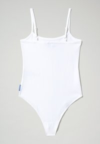 Body bianco con spalline sottili regolabili, caratterizzato da una texture liscia e un design minimalista. Include un piccolo etichetta blu sul lato.