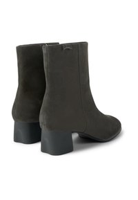 Stivaletti in suede grigio scuro con tacco a blocco. Presentano un design elegante e sinuoso e una cerniera laterale per una facile vestibilità.
