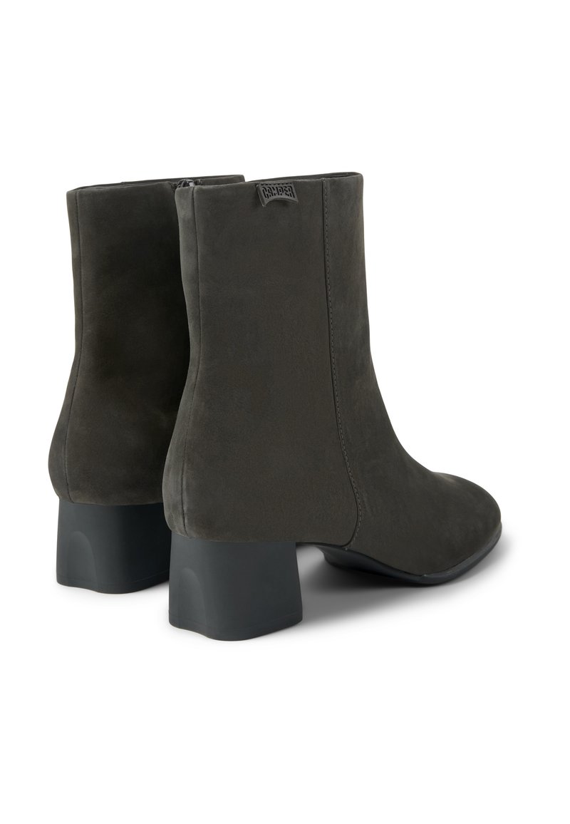 Bottines en suède gris foncé avec un talon bloc. Elles présentent un design lisse et épuré ainsi qu'une fermeture éclair sur le côté pour un enfilage facile.