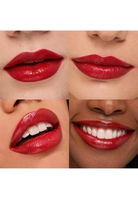Fire nærbilder av lepper med glanset rød leppestift. Varierte former og teksturer, noen viser tenner, og fremhever glattere og glans.