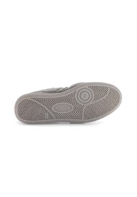 Semelle d'une chaussure Gabor grise avec des motifs en zigzag texturés et des motifs de semelle circulaires, taille 42 marquée près de la zone du talon.