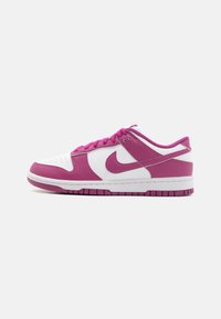 Rózsaszín és fehér, alacsony profilú sneaker, bőrből és szintetikus anyagokból készült, perforált orral, gumitalppal és kontrasztos részletekkel.