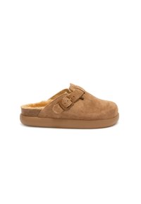 Brune suede slip-on klip med en blød pelsfor, justerbar rem og en lys brun gummisål. Glat tekstur med en rund tå.