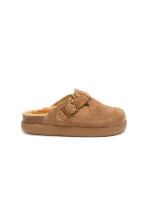 Brązowe zamszowe klapki slip-on z miękką futrzaną podszewką, regulowanym paskiem i jasnobrązową gumową podeszwą. Gładka tekstura z zaokrąglonym noskiem.