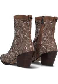Botines marrones hasta el tobillo con una superficie texturizada, cubiertos de rhinestones, que cuentan con una cremallera lateral y tacones de bloque de madera gruesos.