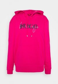 Felle roze hoodie met een kangoeroezak aan de voorkant, capuchon met trekkoord en een opvallend zwart-wit "HUGO" logo op de borst.