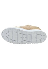 Sneaker beige con tomaia in suede trapuntato e suola in gomma bianca caratterizzata da un motivo di battistrada testurizzato e dettaglio del logo impressa.