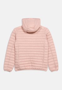 Ανοιχτό ροζ καπιτονέ μπουφάν με κουκούλα, μακριά μανίκια, οριζόντια ραφή και ελαστικά μανσέτα, εμφανιζόμενο από πίσω σε λευκό φόντο.