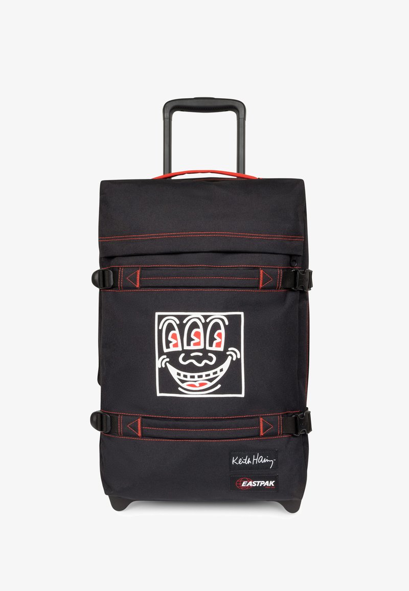 Czarny plecak na kółkach z czerwonymi akcentami, z nadrukiem inspirowanym sztuką Keitha Haringa. Wykonany z trwałego materiału, wyposażony w regulowane paski i klamry.