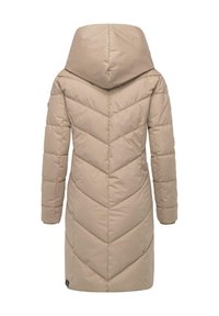 Beige polstret jakke med hette, chevron-quilting, lange ermer og rett snitt. Minimalistisk design med en subtil logo på kanten.