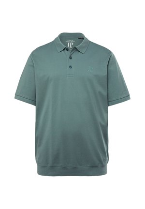 Poloshirt aus gedämpftem Teal-Stoff, mit klassischem Kragen, einer Drei-Knopf-Leiste und dezentem Logo-Stick auf der Brust.