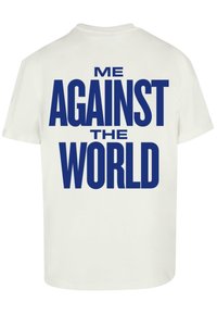 Hvid bomulds t-shirt med stor blå tekst på ryggen, der står "ME AGAINST THE WORLD", med rund halsudskæring og korte ærmer.