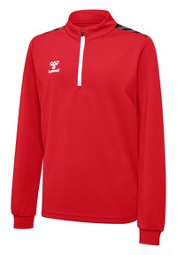 Pull-over de sport rouge à manches longues avec fermeture éclair blanche au quart, bandes d'épaule à motif noir et blanc, et logo Hummel blanc sur le côté gauche de la poitrine.
