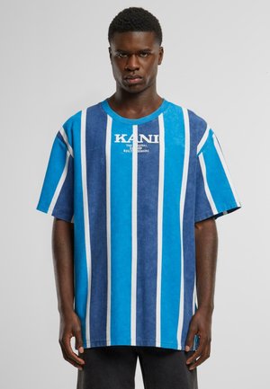 T-shirt oversize à rayures bleues et blanches avec un col rond et le nom de la marque 'KANI' imprimé au centre. Fabriqué en tissu doux.