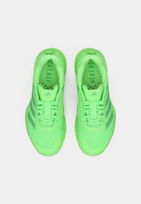 Chaussures de sport vertes avec texture en maille, trois bandes vertes plus foncées et marquage HEAT.RDY. Elles possèdent un système de laçage et un col rembourré.