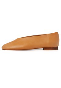 Scarpa piatta in pelle tan con punta affusolata, tacco in legno basso e superficie liscia. Design semplice senza hardware o decorazioni visibili.