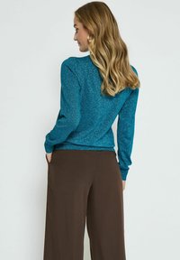 PEPPERCORN REMI ROUND NECK PUFF - Vesta - met ocean depths mettalic