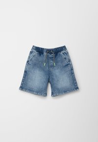 Bermuda in denim azzurro chiaro con vita elastica, dettaglio con cordoncino e tasche frontali. Presenta un lavaggio sbiadito e una linea diritta.