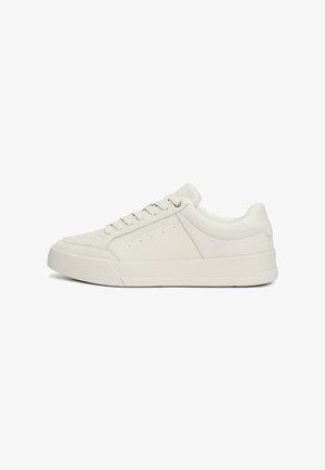 Witte leren sneaker met een soepele textuur, ronde neus, platte rubberen zool en ingewikkelde stiksels. Beschikt over een logo detail aan de zijkant.