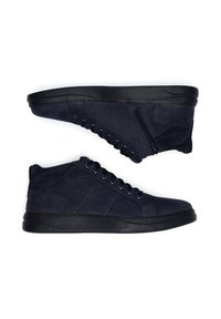 Augstie sporta apavi tumši zila zamšā ar melnu gumijas zoli, ar sānu rāvējslēdzēju un auklām, ar tekstūrētām paneļiem un šuvju detaļām.