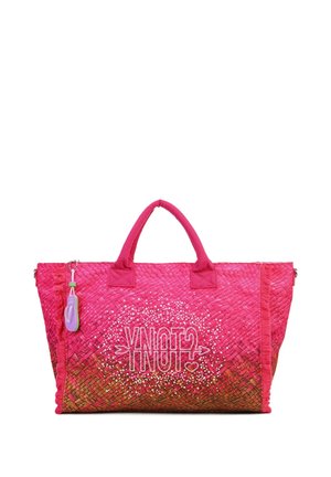 Borsa tote intrecciata di un rosa acceso, con manici corti, puntini bianchi decorativi, testo ricamato e un piccolo portachiavi viola attaccato.
