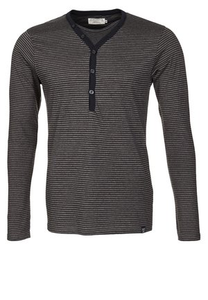 Chemise grise à manches longues pour homme avec fines rayures horizontales noires et col Henley noir boutonné.