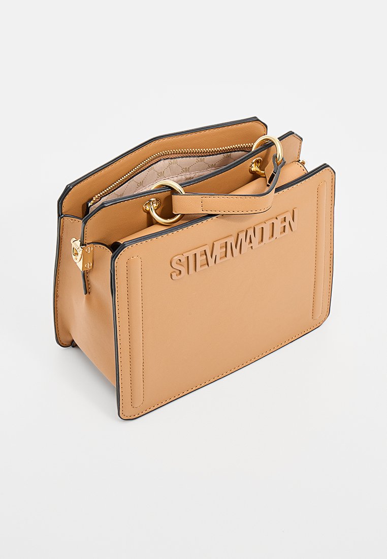 Torebka z imitacji skóry w kolorze tan, o zarysowanej prostokątnej formie, z dodatkami ze złotego metalu, podwójnymi uchwytami oraz wytłoczonym logo marki na przodzie.