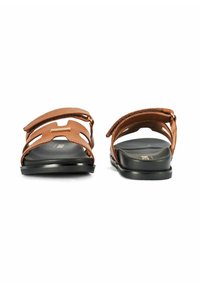 Brązowe skórzane sandały z wycięciami, regulowanym paskiem i czarną podeszwą. Gładka tekstura z detalami w złotym odcieniu.