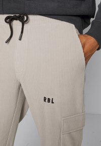 Redefined Rebel ARCHER PANTS UNISEX  - Calças de fato de treino - mourning dove