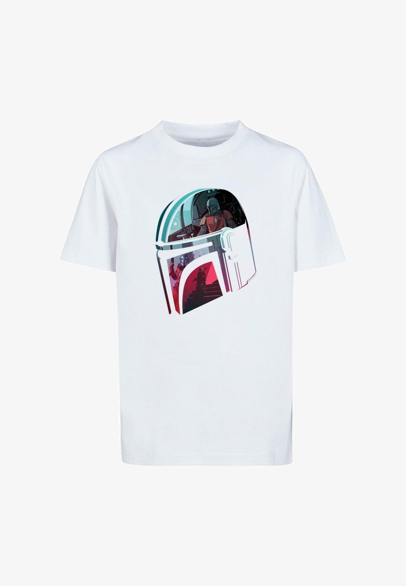 T-shirt en coton blanc présentant un graphique d'un casque avec des détails colorés, y compris des accents rouges et teal, et une scène de fond illustrée.