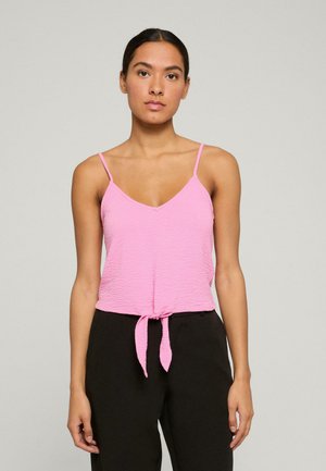 Roze mouwloze top van een textuurstof, met een V-hals en verstelbare spaghettibandjes. Heeft een geknoopte detail rond de taille.