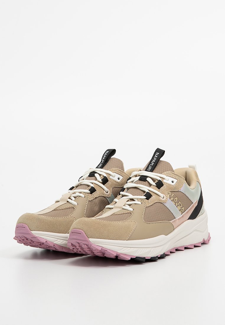 Sneaker sportive beige e rosa realizzate in suede e rete, con suola testurizzata, accenti neri a contrasto e un'etichetta del marchio sulla linguetta.