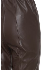 Pantalon taille haute en faux cuir marron avec une texture lisse, doté d'une taille froncée et de coutures latérales élégantes.