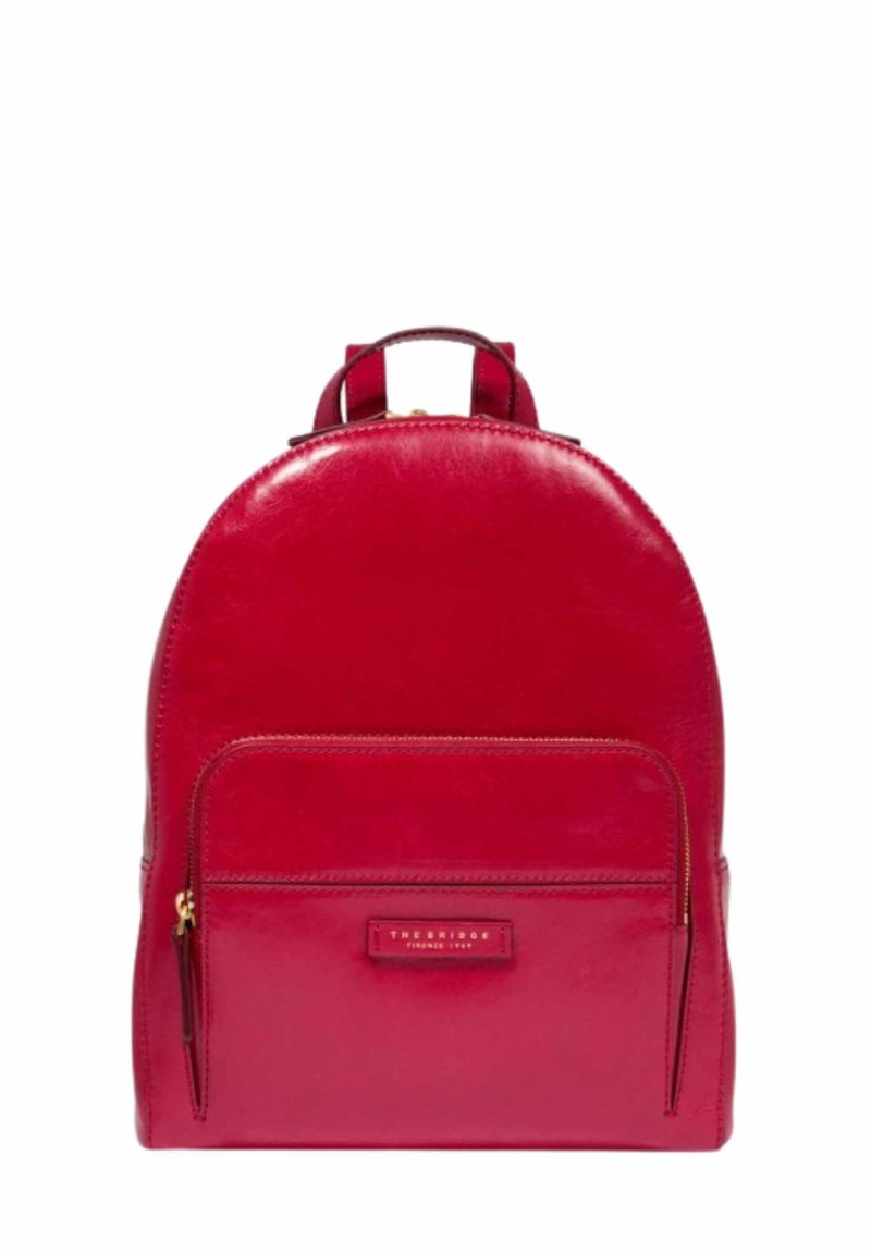 Zaino in pelle rossa con parte superiore arrotondata, tasca frontale con zip e una patch con logo. Caratterizzato da spallacci doppi e una texture liscia.