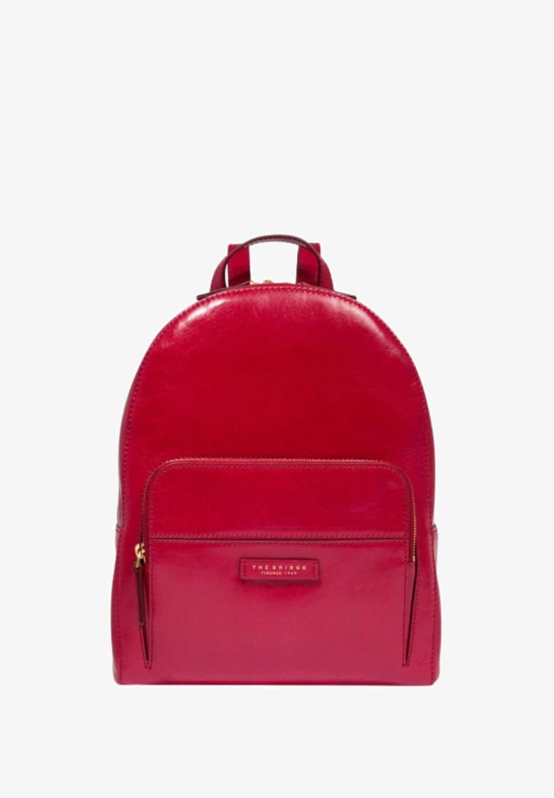 Zaino in pelle rossa con parte superiore arrotondata, tasca frontale con zip e una patch con logo. Caratterizzato da spallacci doppi e una texture liscia.
