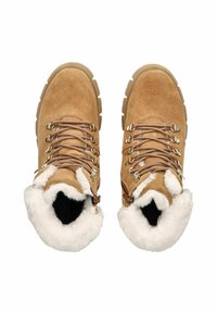 Stivali da trekking in suede tan con fodera in pelliccia sintetica bianca, punta tonda e occhielli metallici per i lacci. Suole spesse e testurizzate in gomma.