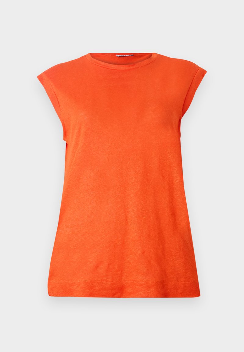 Haut sans manches à encolure ras du cou orange vif avec de larges épaules, présenté sur un fond gris clair.