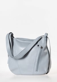 Helleblaue Ledertasche mit einem langen Schulterriemen, ausgestattet mit einer Reißverschlusstasche an der Seite und einer weichen, glatten Textur.