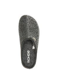 Pantofole grigie in feltro con forma arrotondata, superficie testurizzata e decorazioni, e una morbida fodera interna. Logo del brand visibile sulla soletta.