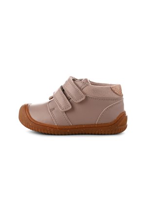 Zapatos de cuero rosa para niños pequeños con dos correas de velcro, punta redondeada y suela de goma texturizada marrón. La parte trasera tiene un pequeño detalle de acento.