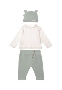 Ein hellcremefarbener langärmliger Oberteil und weiche mintgrüne Hosen mit drei Holzknöpfen, ergänzt durch eine passende Mütze mit Bärenohren.