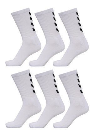 Weiße Crew-Socken mit gerippter Textur und schwarzen diagonalen Streifen an den Seiten. Sechs Paare angezeigt, wobei jede Socke im Design identisch ist.