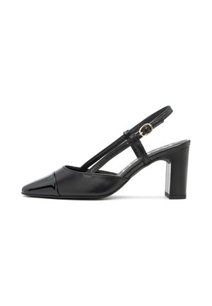 Zwarte slingback hak met een puntige neus, glanzend lakaccent, verstelbare band en een blokhak ontwerp. Glad leren textuur overal.